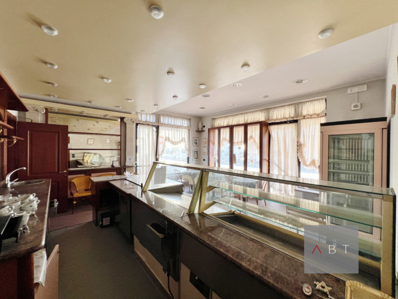 Situato in centro paese, negozio al piano terra adibito a pasticceria con annesso laboratorio e c...