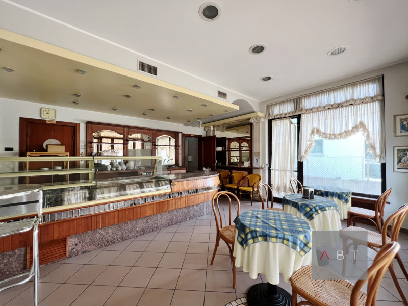 Situato in centro paese, negozio al piano terra adibito a pasticceria con annesso laboratorio e c...