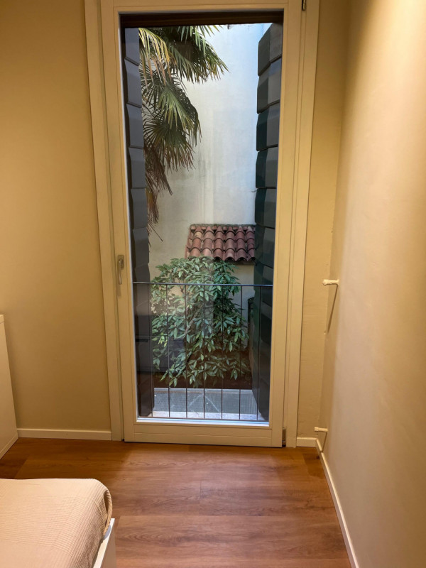 Scopri questo incantevole appartamento bilocale situato nel Centro Storico di Padova, una vera ge...