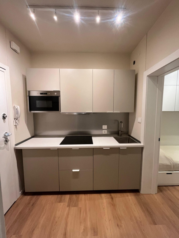 Scopri questo incantevole appartamento bilocale situato nel Centro Storico di Padova, una vera ge...