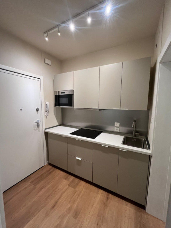 Scopri questo incantevole appartamento bilocale situato nel Centro Storico di Padova, una vera ge...