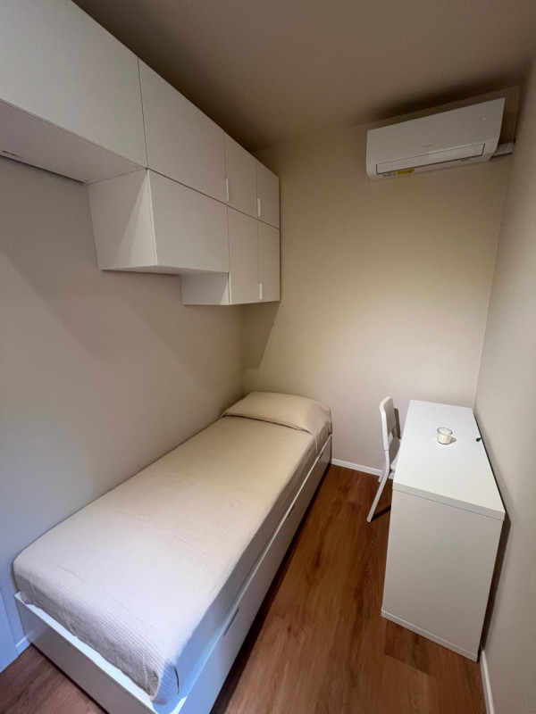 Scopri questo incantevole appartamento bilocale situato nel Centro Storico di Padova, una vera ge...