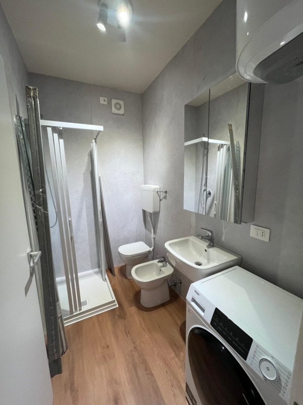 Scopri questo incantevole appartamento bilocale situato nel Centro Storico di Padova, una vera ge...