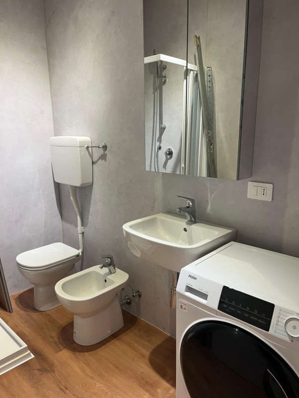 Scopri questo incantevole appartamento bilocale situato nel Centro Storico di Padova, una vera ge...