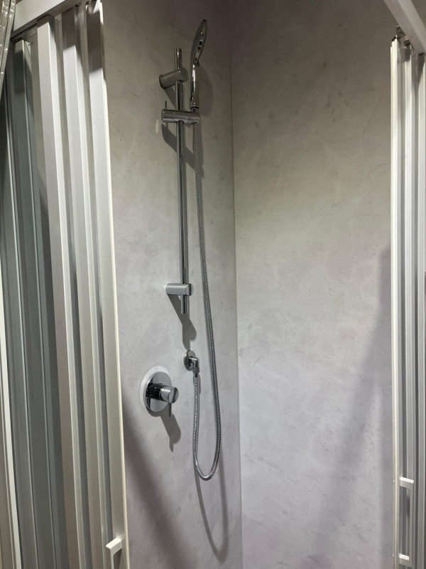 Scopri questo incantevole appartamento bilocale situato nel Centro Storico di Padova, una vera ge...