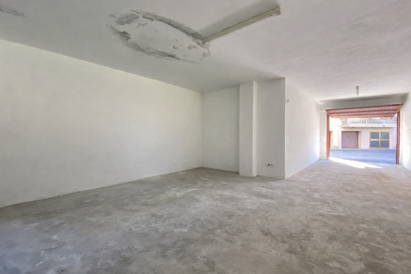 Proponiamo in vendita un ampio garage triplo di 50 mq, situato al piano terra di una palazzina de...
