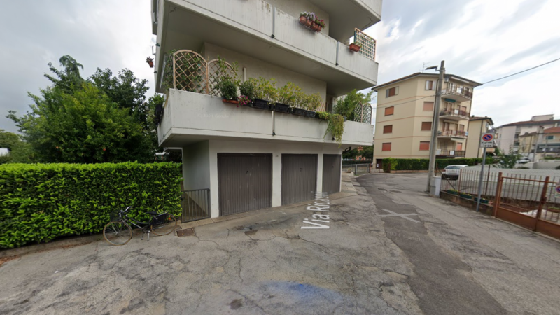 Proponiamo in vendita un ampio garage triplo di 50 mq con altezza 2,70 m, con due finestre con in...