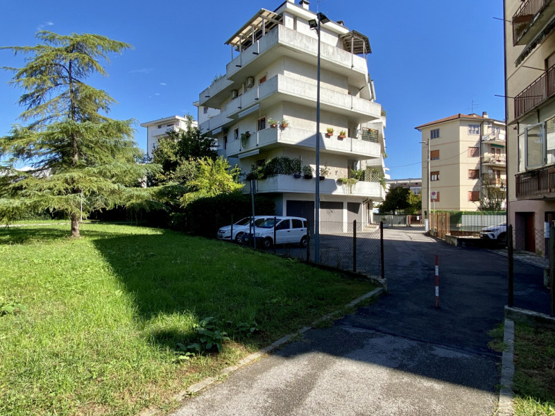 Proponiamo in vendita un ampio garage triplo di 50 mq, situato al piano terra di una palazzina de...