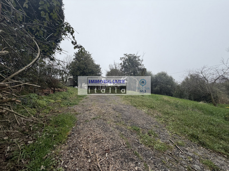 Scopri questa porzione di bifamiliare, da ristrutturare, situata nel cuore di Galzignano Terme, u...