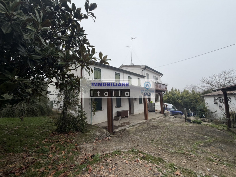 Scopri questa porzione di bifamiliare, da ristrutturare, situata nel cuore di Galzignano Terme, u...