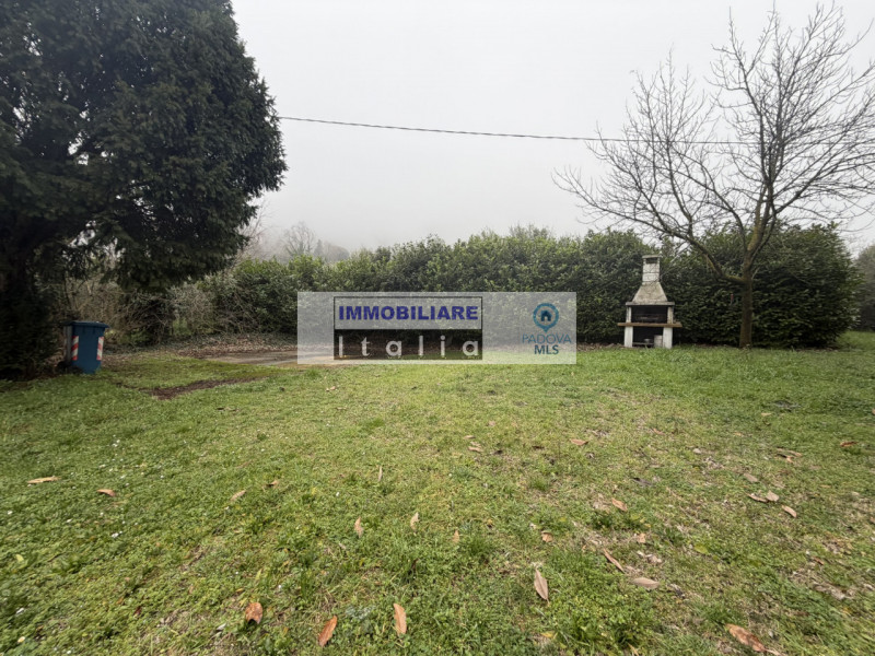 Scopri questa porzione di bifamiliare, da ristrutturare, situata nel cuore di Galzignano Terme, u...