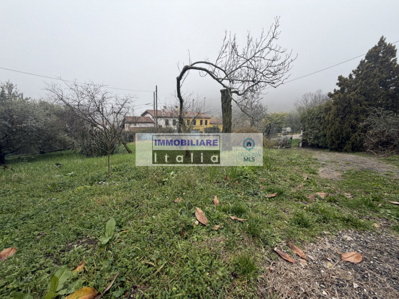 Scopri questa porzione di bifamiliare, da ristrutturare, situata nel cuore di Galzignano Terme, u...