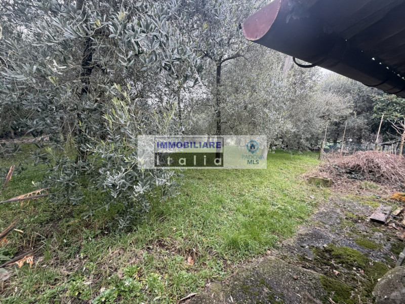 Scopri questa porzione di bifamiliare, da ristrutturare, situata nel cuore di Galzignano Terme, u...