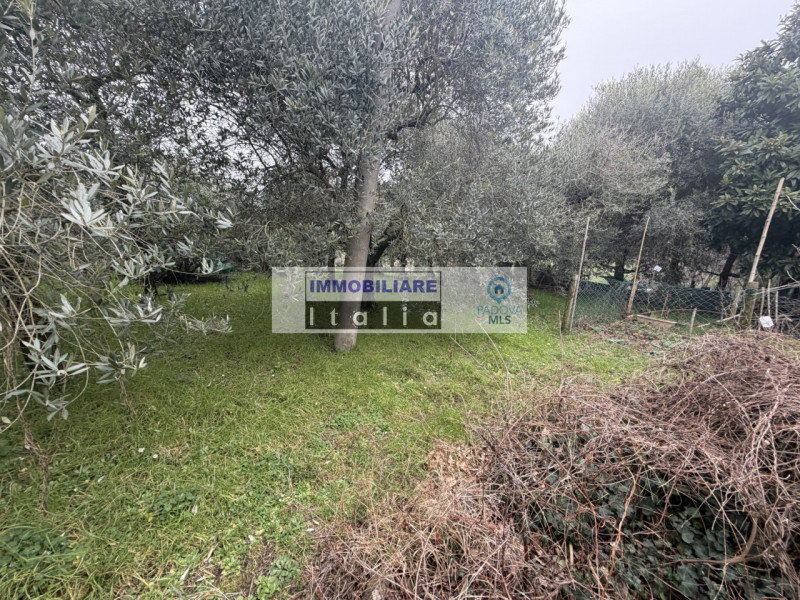 Scopri questa porzione di bifamiliare, da ristrutturare, situata nel cuore di Galzignano Terme, u...