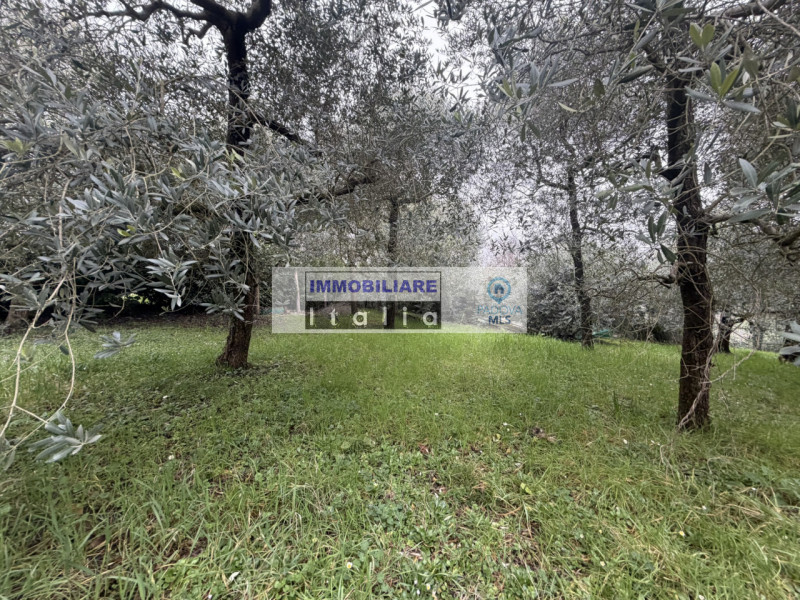 Scopri questa porzione di bifamiliare, da ristrutturare, situata nel cuore di Galzignano Terme, u...