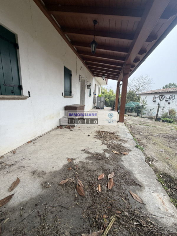 Scopri questa porzione di bifamiliare, da ristrutturare, situata nel cuore di Galzignano Terme, u...