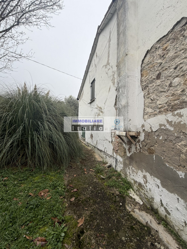 Scopri questa porzione di bifamiliare, da ristrutturare, situata nel cuore di Galzignano Terme, u...