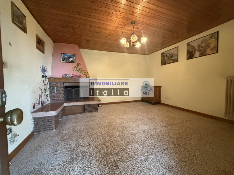 Scopri questa porzione di bifamiliare, da ristrutturare, situata nel cuore di Galzignano Terme, u...