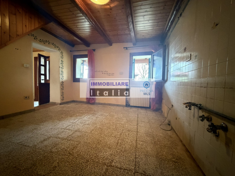 Scopri questa porzione di bifamiliare, da ristrutturare, situata nel cuore di Galzignano Terme, u...