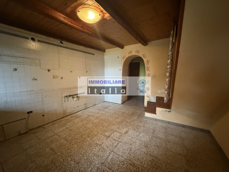 Scopri questa porzione di bifamiliare, da ristrutturare, situata nel cuore di Galzignano Terme, u...