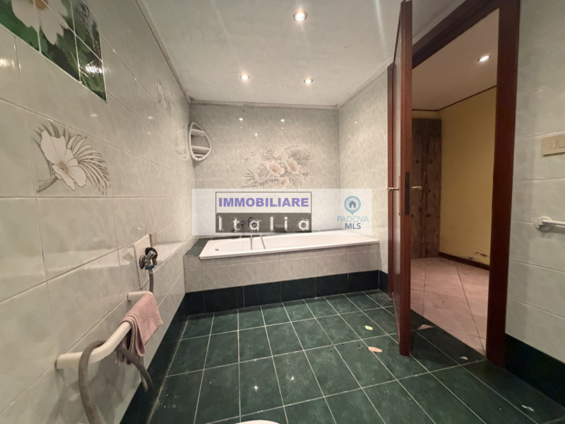 Scopri questa porzione di bifamiliare, da ristrutturare, situata nel cuore di Galzignano Terme, u...