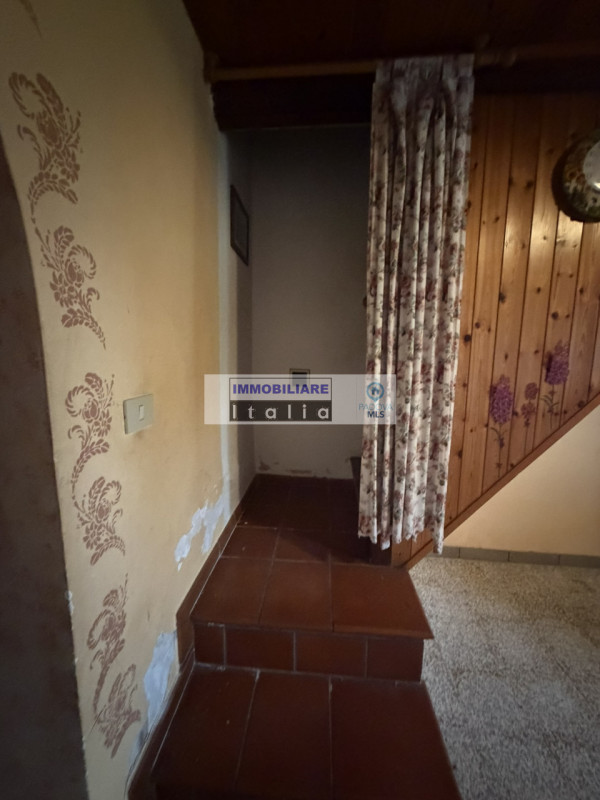 Scopri questa porzione di bifamiliare, da ristrutturare, situata nel cuore di Galzignano Terme, u...