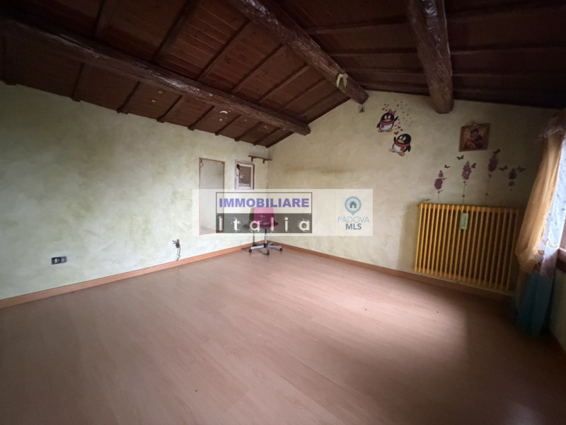 Scopri questa porzione di bifamiliare, da ristrutturare, situata nel cuore di Galzignano Terme, u...