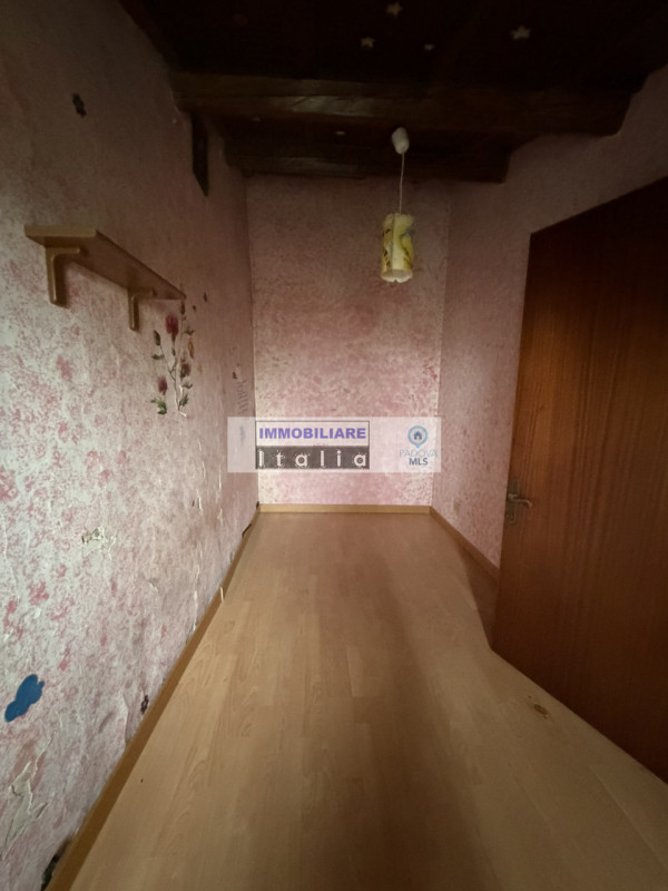 Scopri questa porzione di bifamiliare, da ristrutturare, situata nel cuore di Galzignano Terme, u...