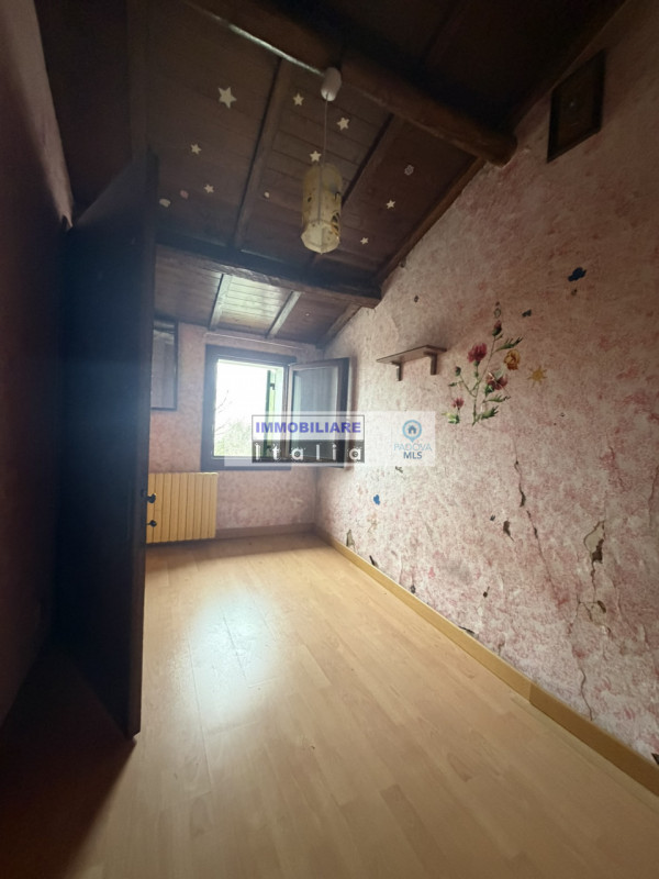 Scopri questa porzione di bifamiliare, da ristrutturare, situata nel cuore di Galzignano Terme, u...