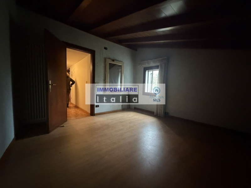 Scopri questa porzione di bifamiliare, da ristrutturare, situata nel cuore di Galzignano Terme, u...