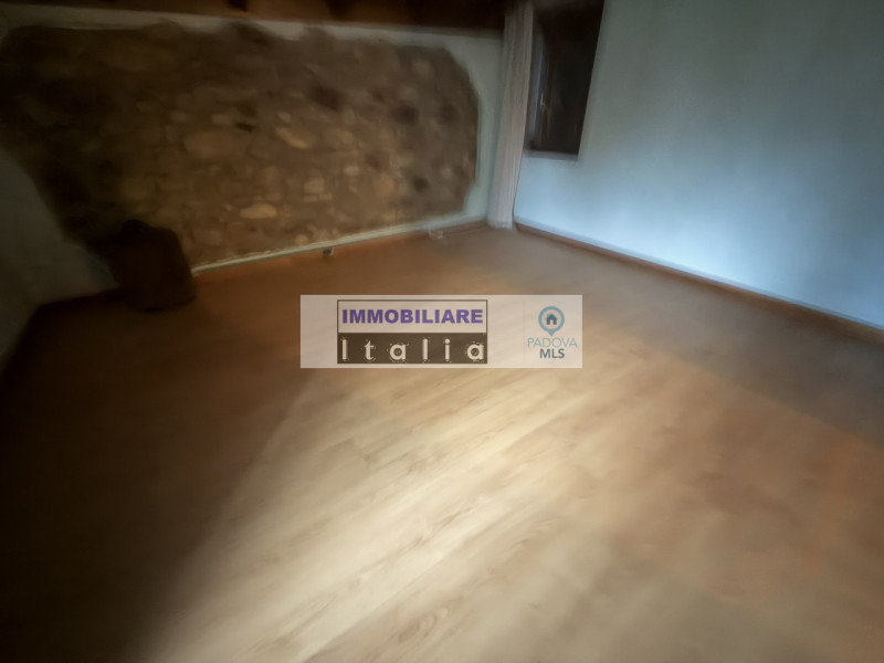 Scopri questa porzione di bifamiliare, da ristrutturare, situata nel cuore di Galzignano Terme, u...