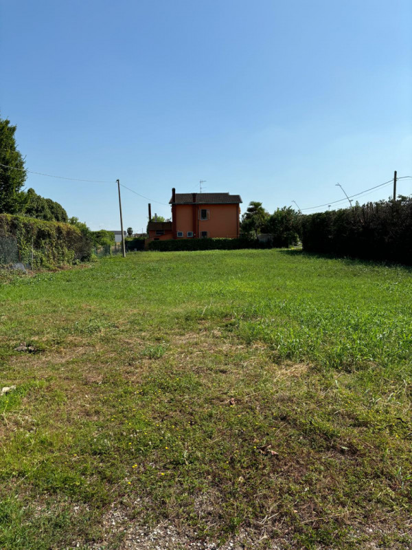 Vendesi a Monselice, località San Bortolo, lotto di terreno edificabile di circa 1.500 mq.
Possib...