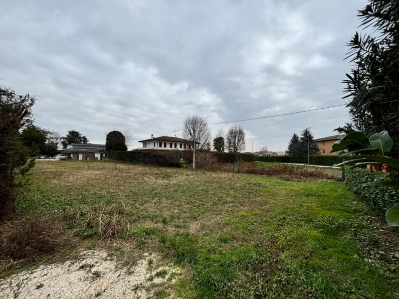 Vendesi a Monselice, località San Bortolo, lotto di terreno edificabile di circa 1.500 mq.
Possib...
