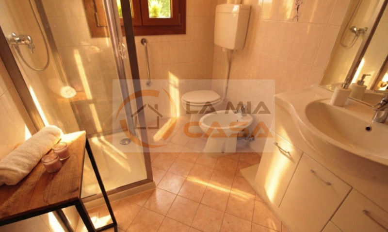 LEGNARO CENTRO: Casa singola divisa in due appartamenti indipendenti uno al piano terra e uno al ...