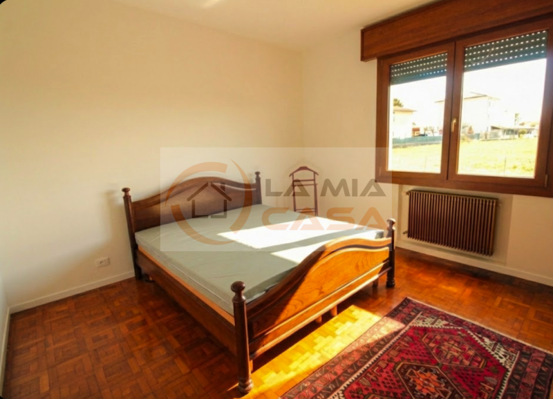 LEGNARO CENTRO: Casa singola divisa in due appartamenti indipendenti uno al piano terra e uno al ...