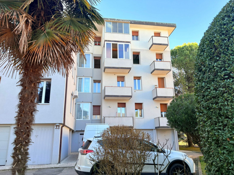 Proponiamo in vendita appartamento al primo piano servito da ascensore di nuova installazione, re...