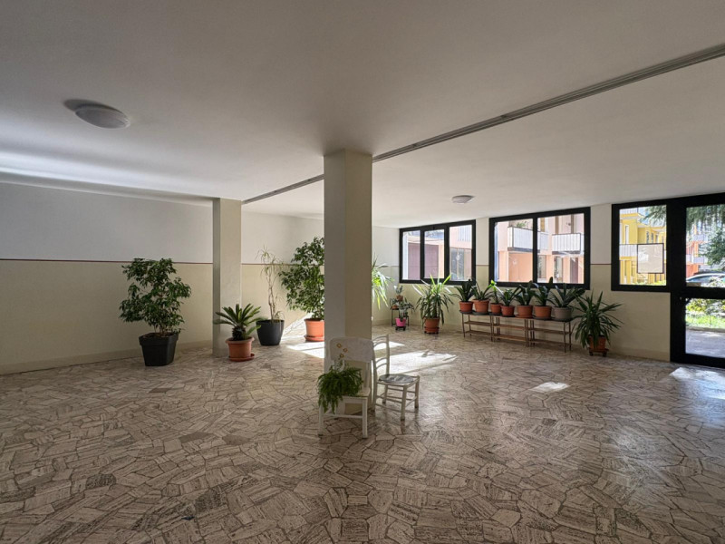 Proponiamo in vendita appartamento al primo piano servito da ascensore di nuova installazione, re...