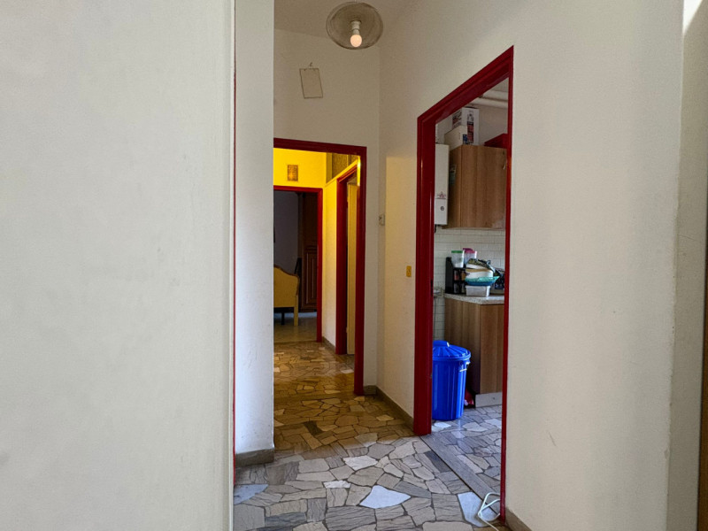 Proponiamo in vendita appartamento al primo piano servito da ascensore di nuova installazione, re...