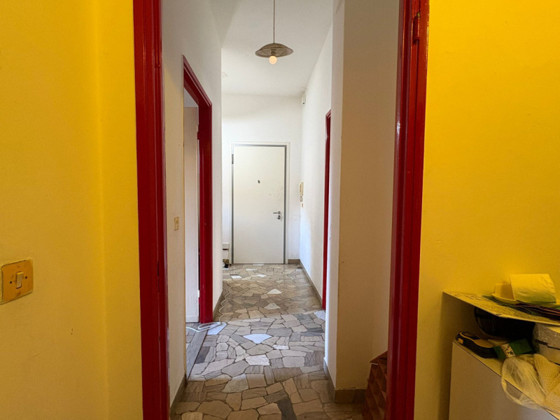 Proponiamo in vendita appartamento al primo piano servito da ascensore di nuova installazione, re...