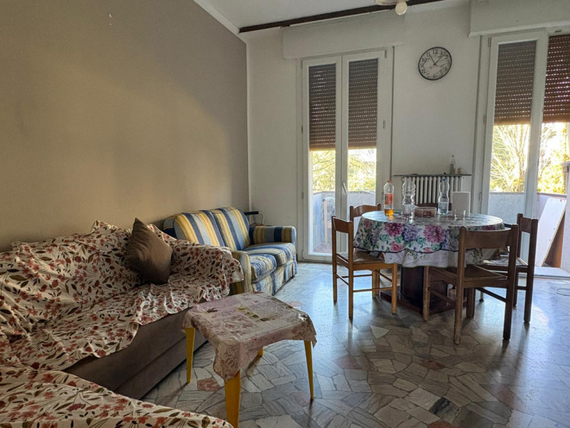 Proponiamo in vendita appartamento al primo piano servito da ascensore di nuova installazione, re...