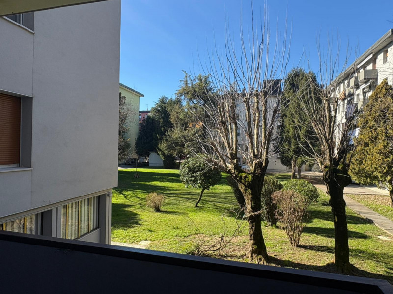 Proponiamo in vendita appartamento al primo piano servito da ascensore di nuova installazione, re...