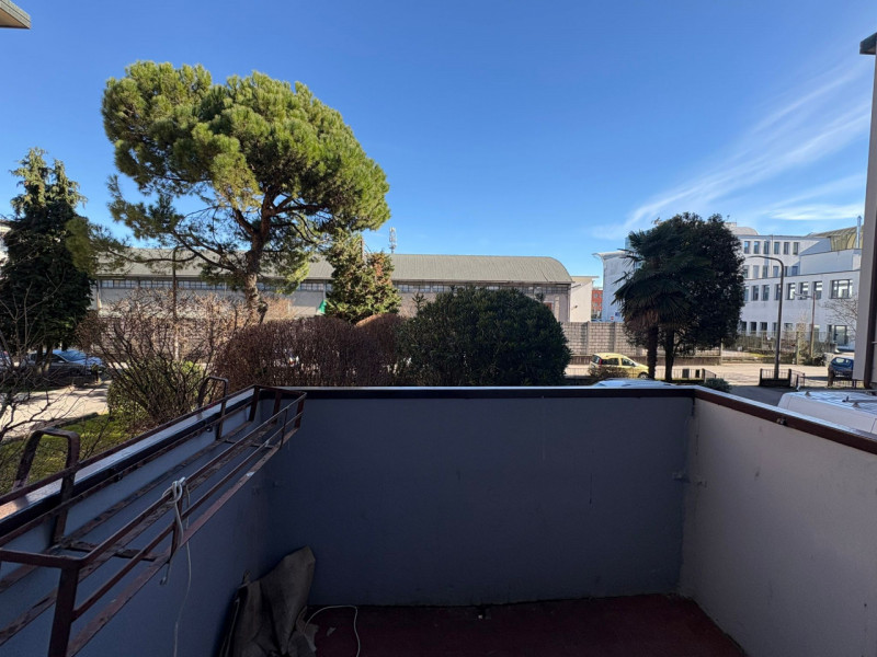 Proponiamo in vendita appartamento al primo piano servito da ascensore di nuova installazione, re...