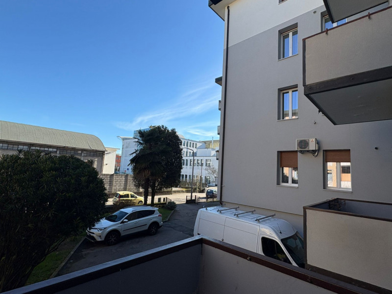 Proponiamo in vendita appartamento al primo piano servito da ascensore di nuova installazione, re...