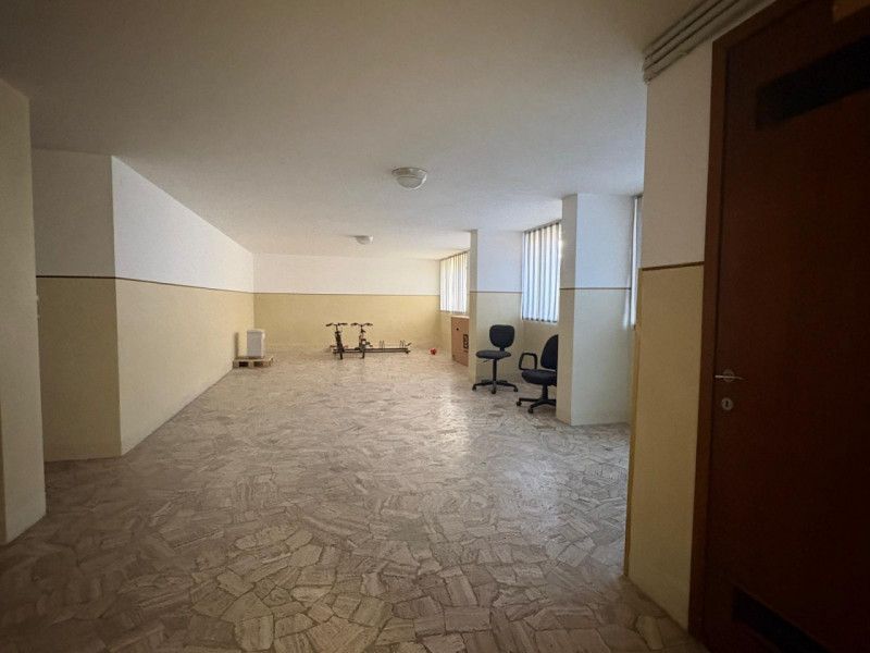 Proponiamo in vendita appartamento al primo piano servito da ascensore di nuova installazione, re...