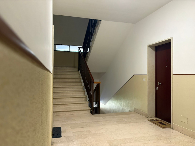 Proponiamo in vendita appartamento al primo piano servito da ascensore di nuova installazione, re...