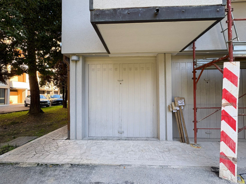 Proponiamo in vendita appartamento al primo piano servito da ascensore di nuova installazione, re...