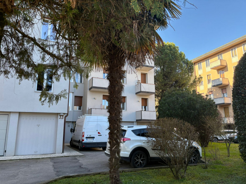 Proponiamo in vendita appartamento al primo piano servito da ascensore di nuova installazione, re...