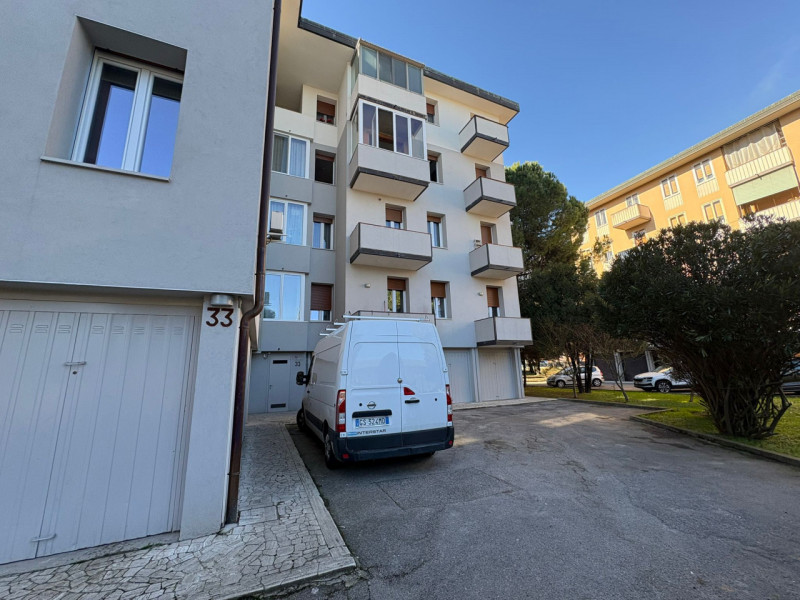 Proponiamo in vendita appartamento al primo piano servito da ascensore di nuova installazione, re...