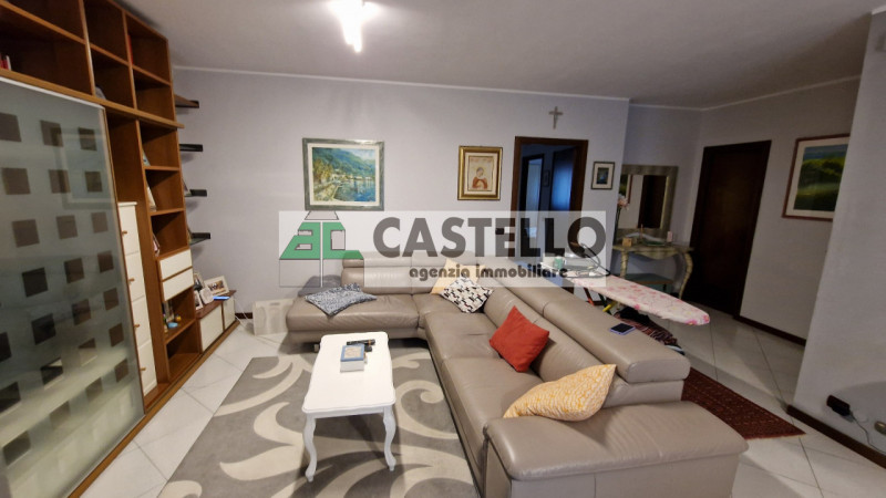 Cadoneghe Castagnara proponiamo in esclusiva, spazioso appartamento di ~100mq netti interni con 3...