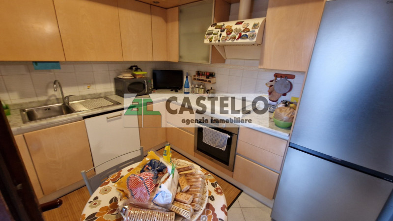 Cadoneghe Castagnara proponiamo in esclusiva, spazioso appartamento di ~100mq netti interni con 3...